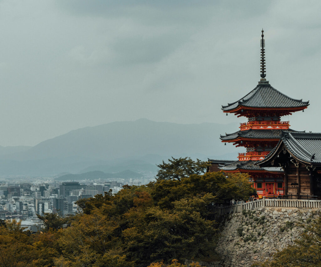  templo Kiyomizu-dera no pico de uma montanha com vista para Quioto 