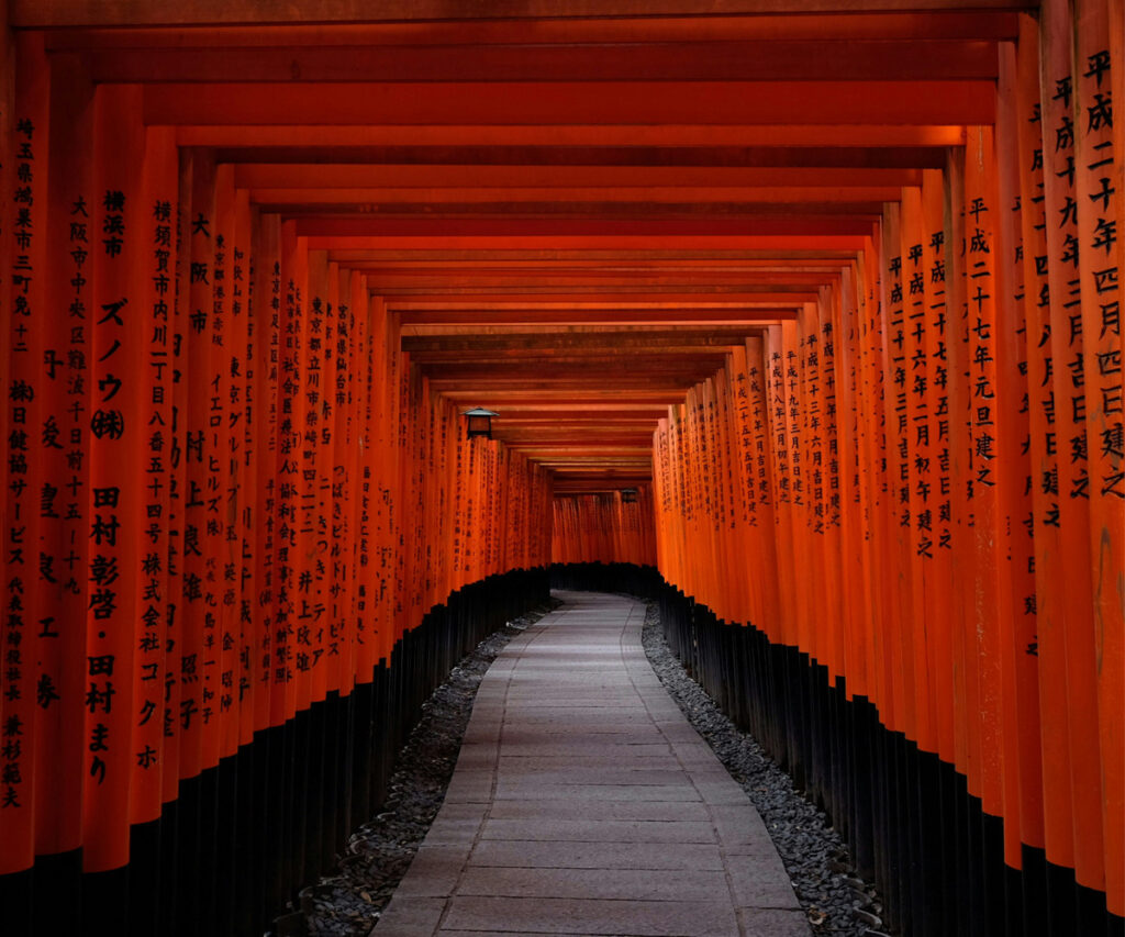 Templo xintoísta Fushimi Inari Shrine  - Túnel formado por portões de tori vermelhos 