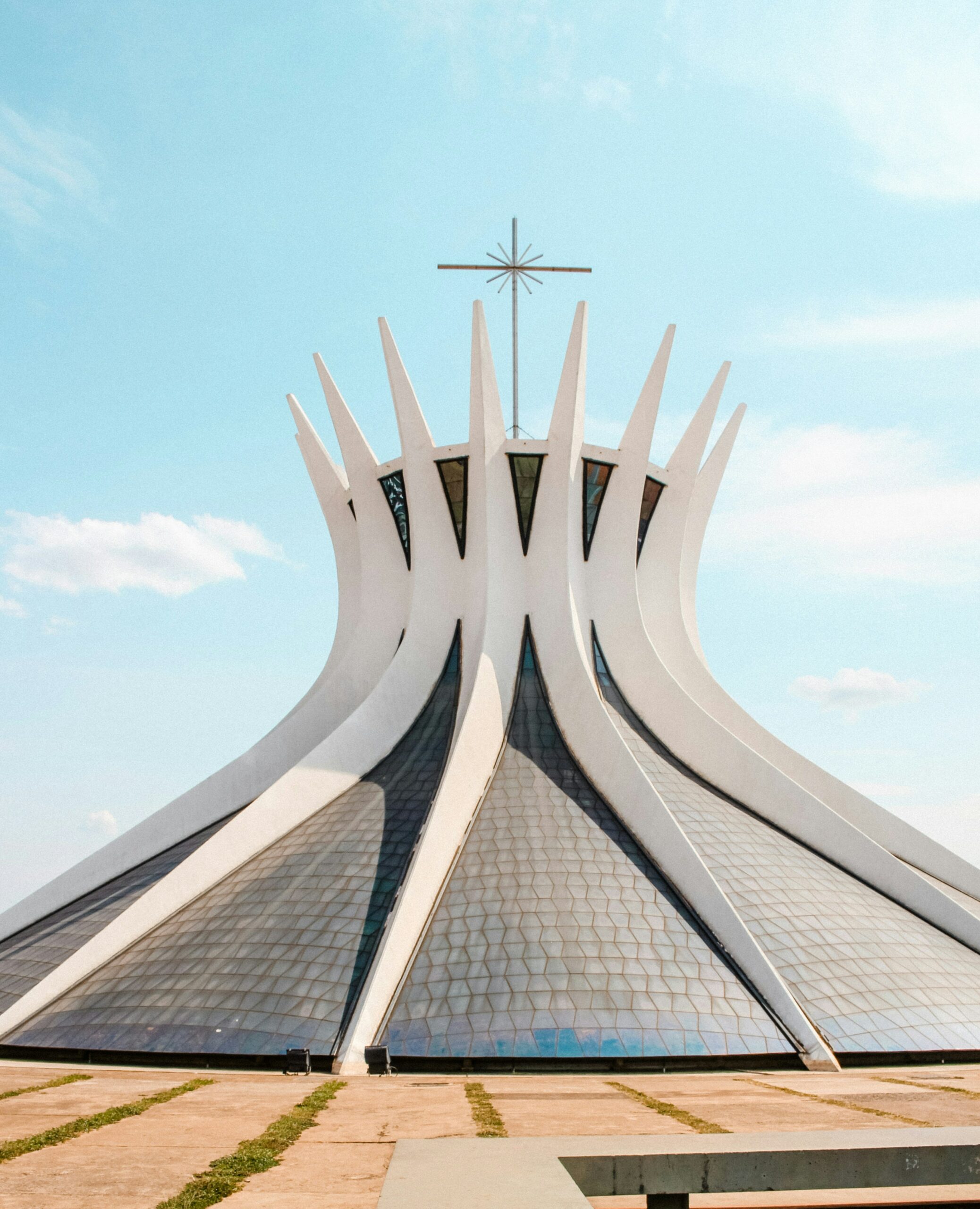 A Catedral de Brasília é um incrível monumento na capital brasileira ao qual td arquiteto deveria conhecer quando viaja