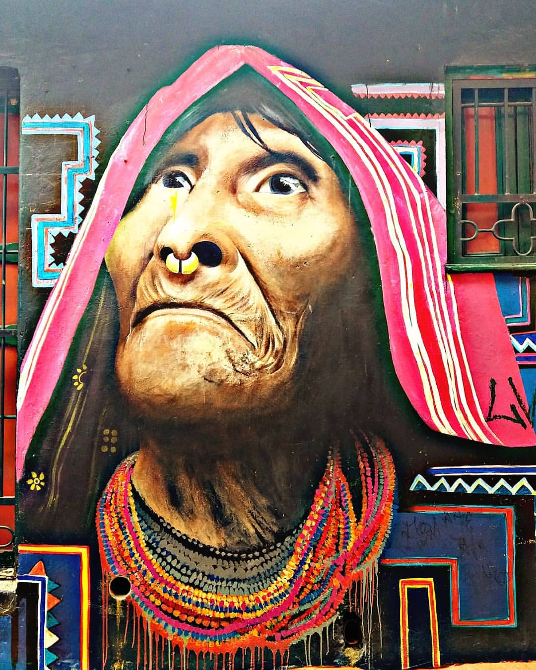A melhor forma de você conhecer a arte de rua colombiana é participando do renomado Bogota Street Art Tour.