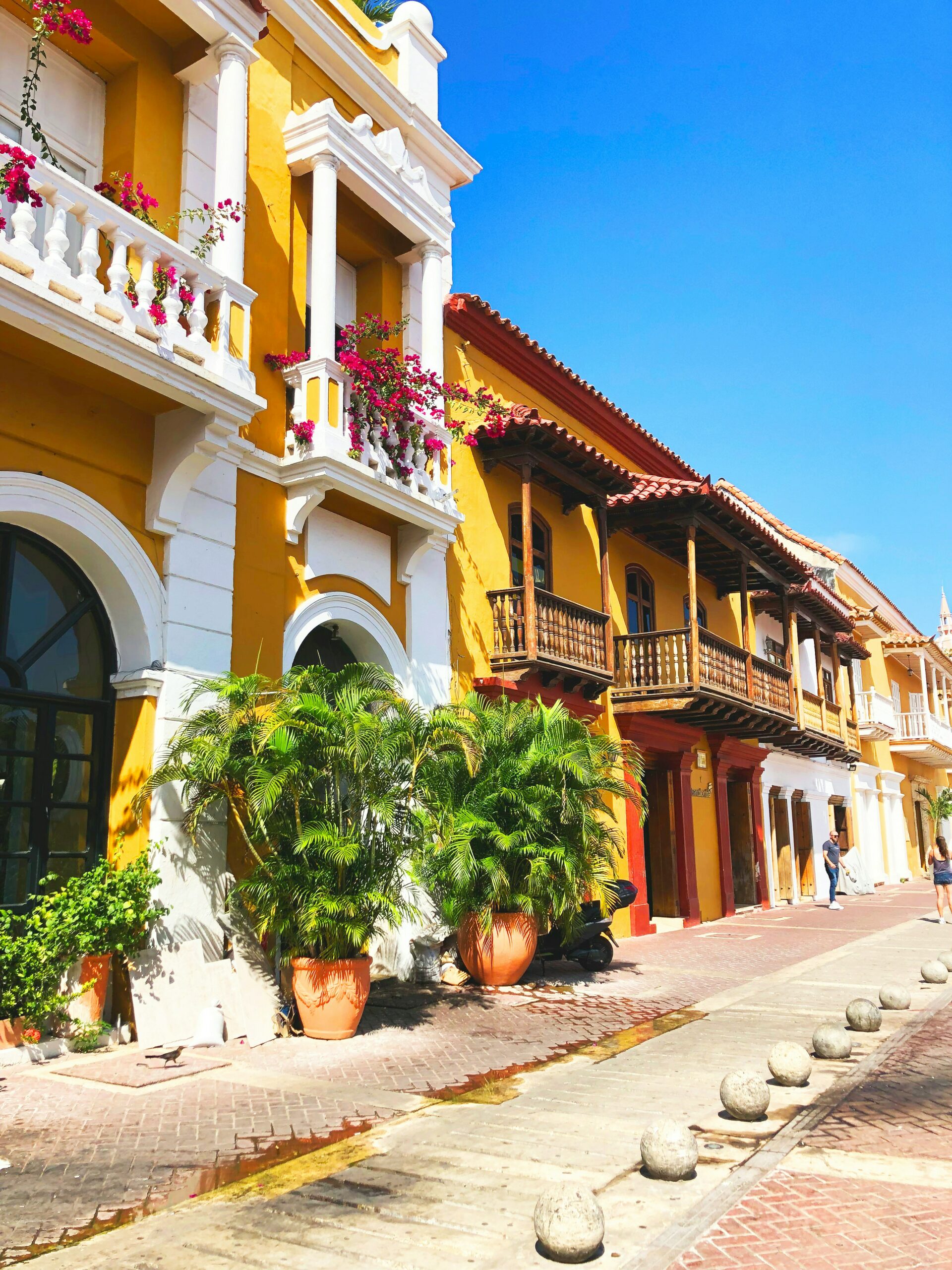 Cartagena é uma cidade que irá te fascinar, seja por seus prédios coloniais ou por suas mesclas arquitetônicas. 