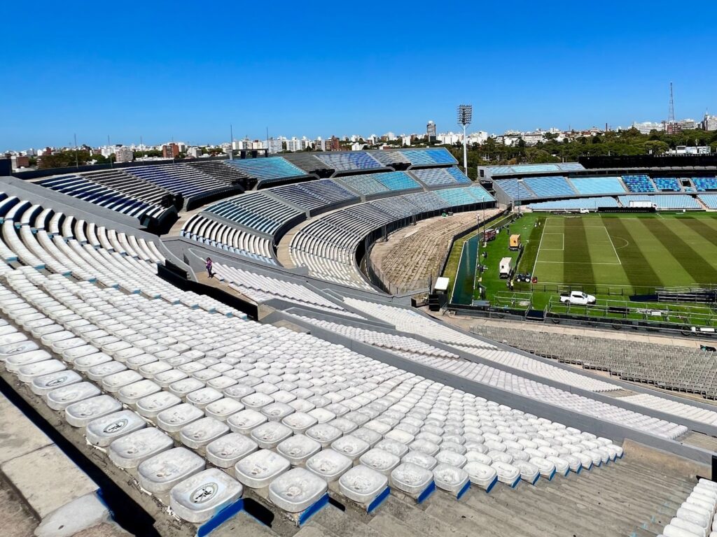 Onde ficar em Montevidéu para aproveitar futebol? Não deixe de aproveitar o tour guiado pelo Centenário