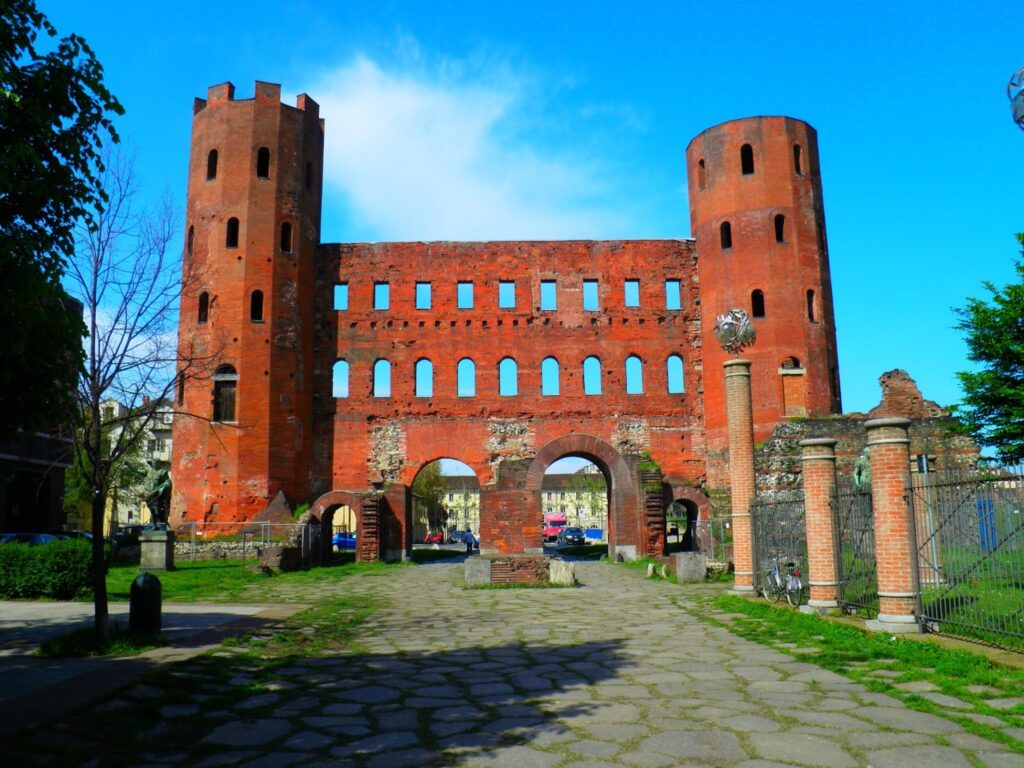 A Porta Palatina é uma das construções melhor conservadas do período romano e está instalada em um dos melhores lugares onde ficar em Turim