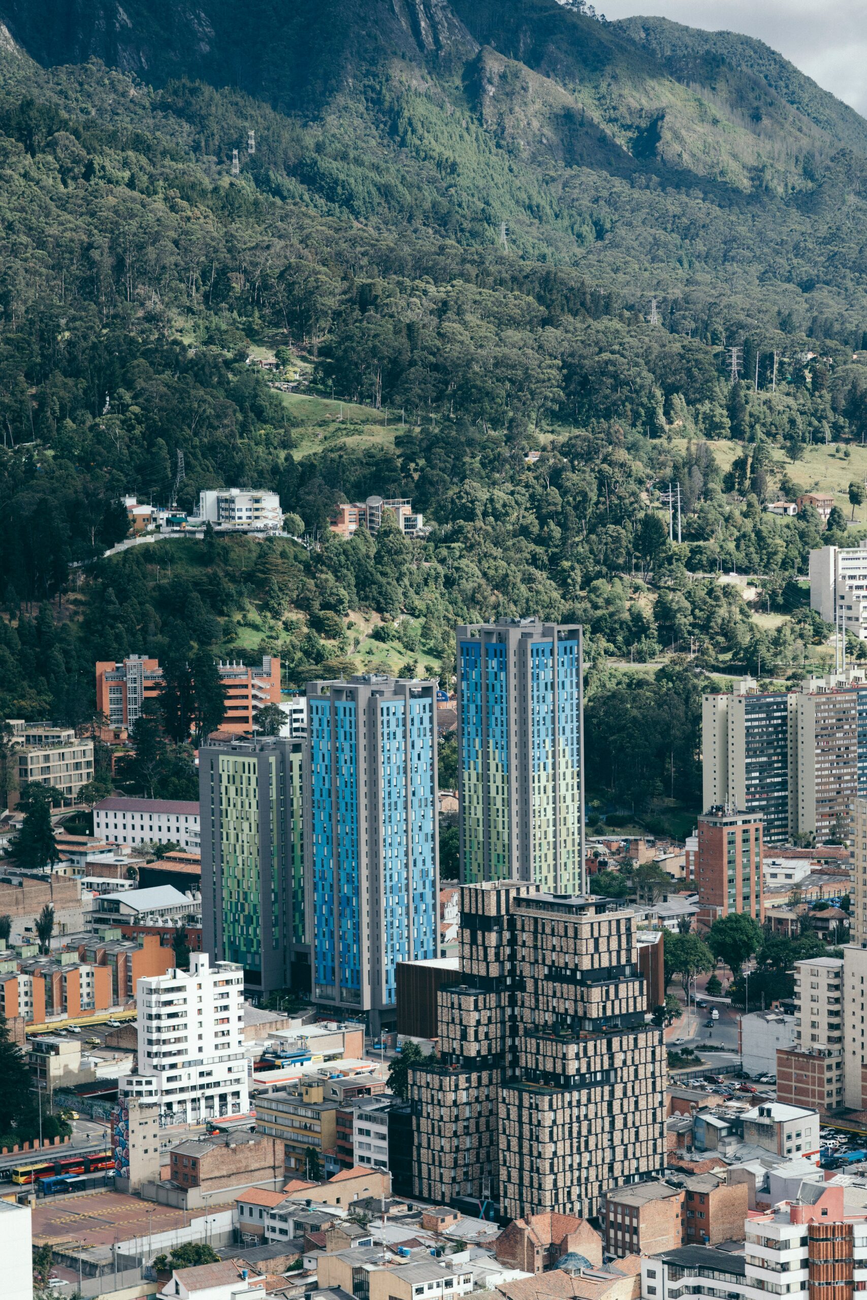 Bogotá é conhecida por sua diversidade multicultural, onde o passado e presente se entrelaçam perfeitamente.