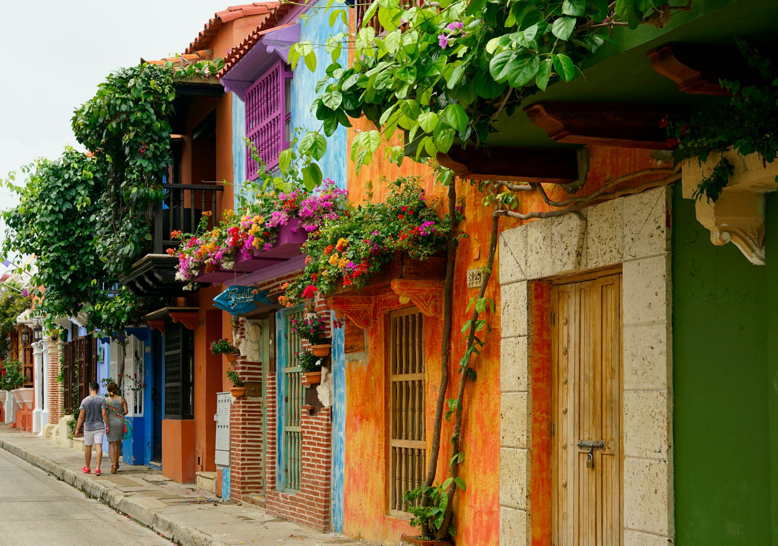 Apesar de Cartagena possuir muitas construções coloniais, também há prédios e casas que remetem a vilarejos antigos e simples.