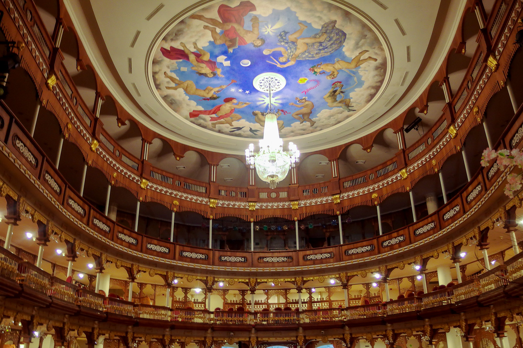 O Teatro Adolfo Mejia fica localizado dentro da Cidade Amuralhada, que é um centro histórico de Cartagena.