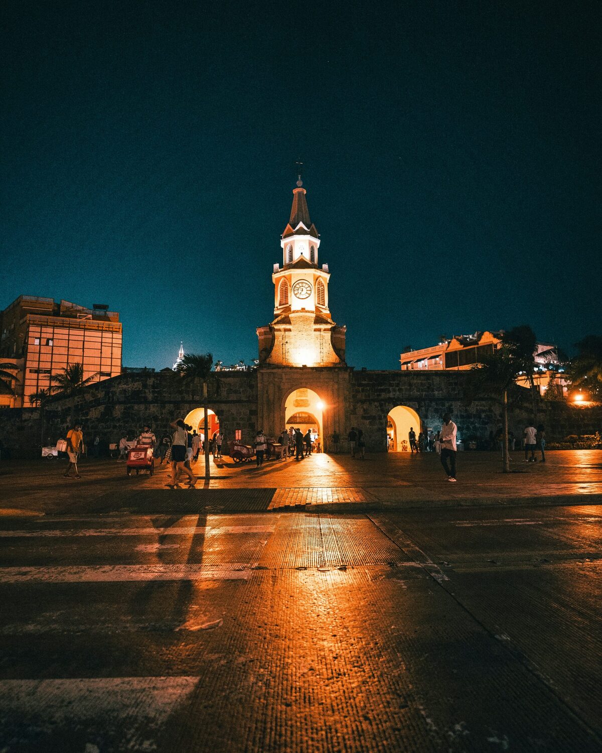 A Torre do Relógio, ou Puerta del Reloj em espanhol, serve como a principal entrada para o centro histórico de Cartagena das Índias.