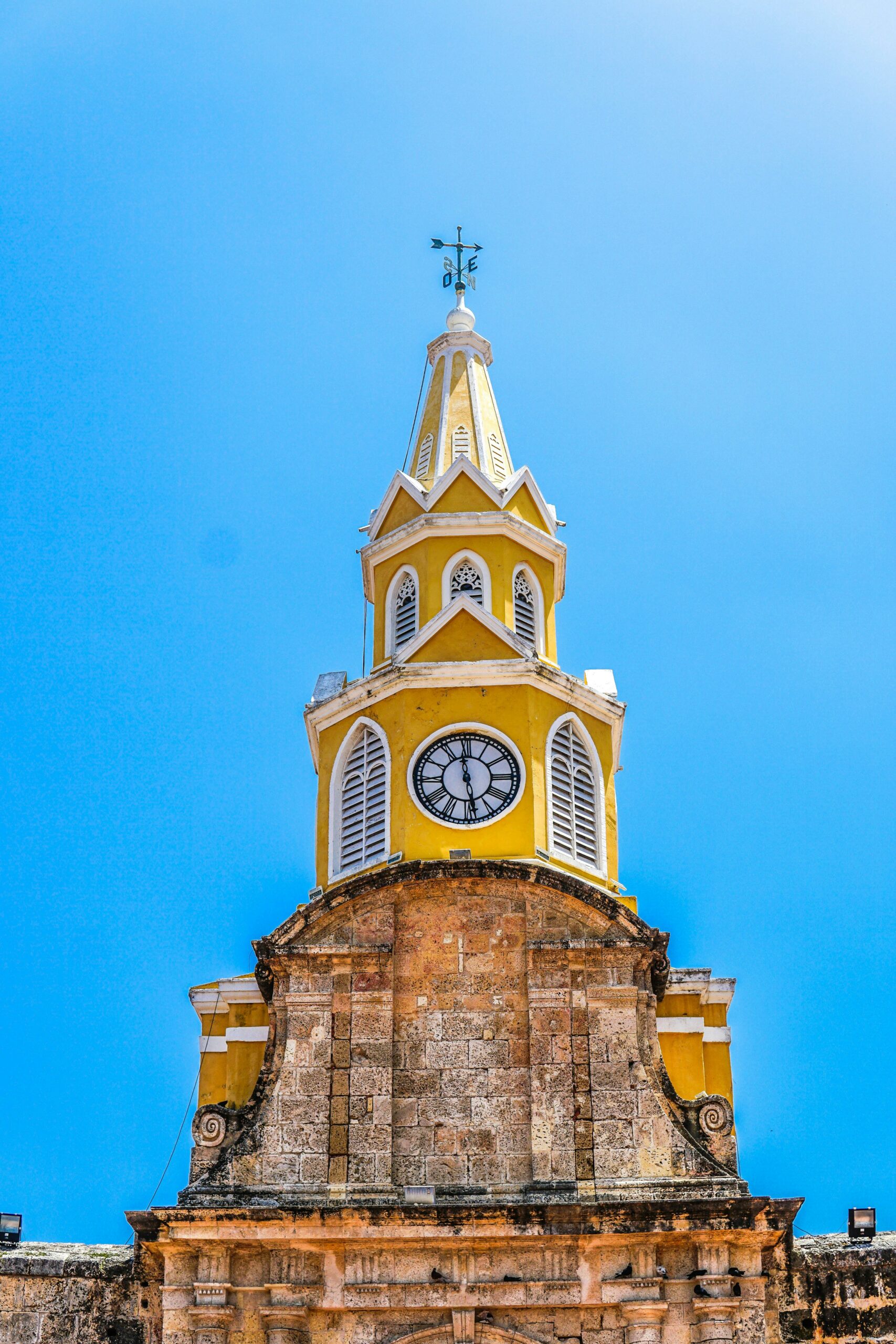 A Torre do Relógio possui mais de 20 metros de altura e é um símbolo histórico da cidade de Cartagena.