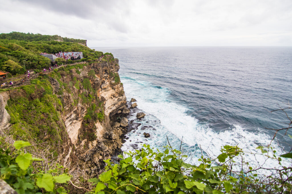 Vista do templo pura luhur uluwatu - destinos de aventura em Bali