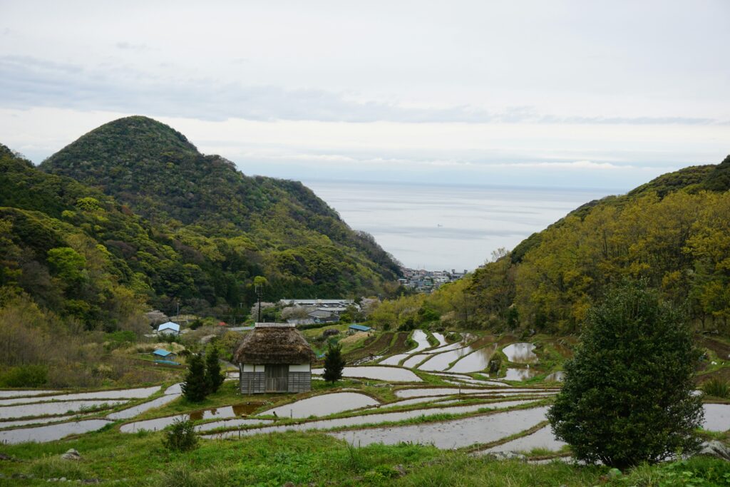 Área da península de Izu com montanhas e vista para o mar 