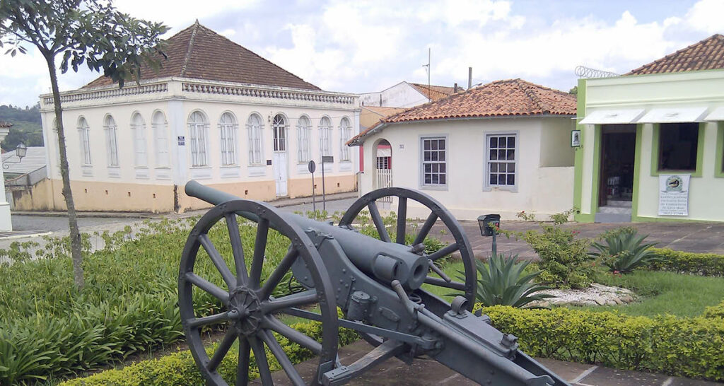 Canhão decorativo e monumento em Lapa, passeio para aproveitar o inverno no Paraná