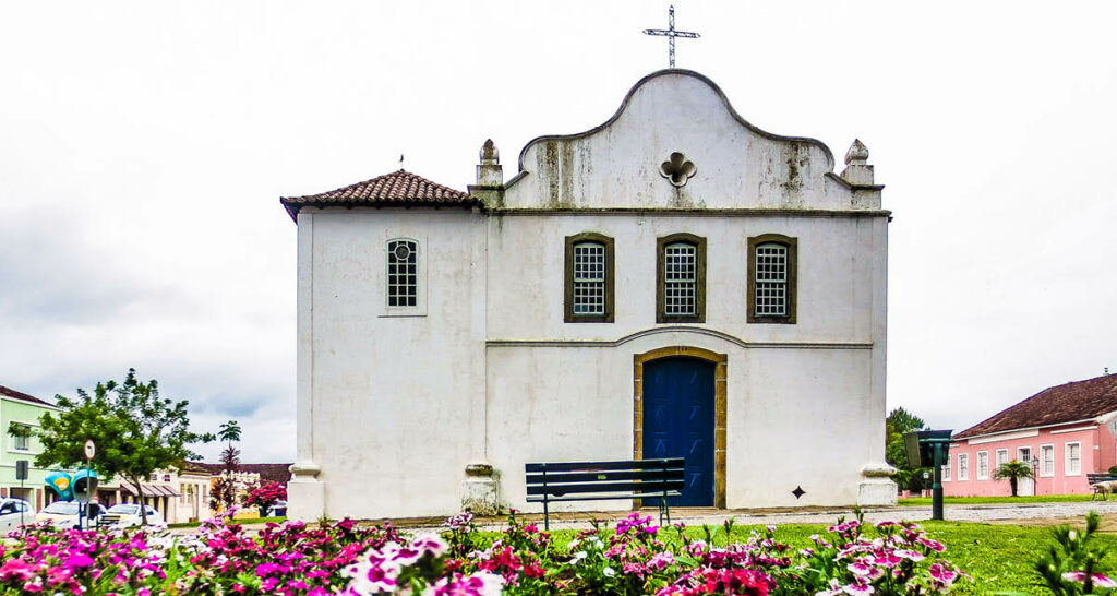 Jardins floridos em frente à igreja Matriz de Lapa, cidade no Paraná