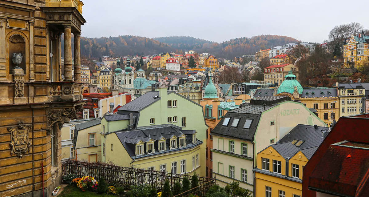 Visão de Karlovy Vary durante o outono, República Tcheca
