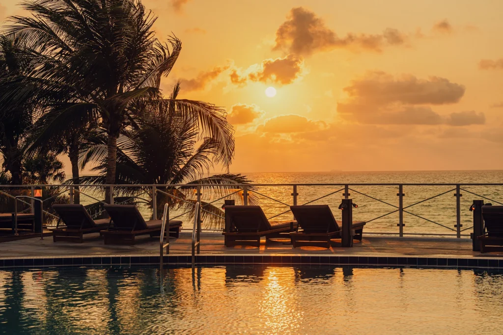 Por do sol na área de piscina e lazer do Nobu Hotel de Miami Beach - Estados Unidos