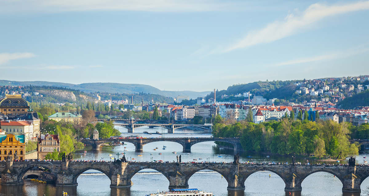 Visão aérea das pontes de Praga sobre o Rio Moldava na República Tcheca ou Tchéquia