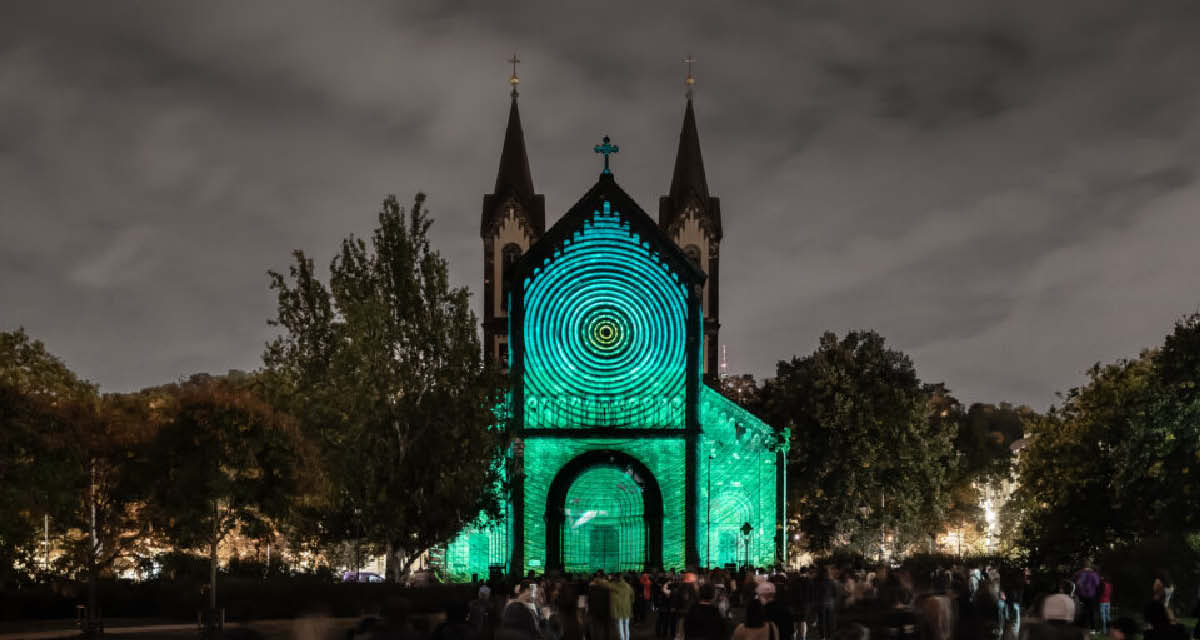 Catedral em Praga, enfeitada com luzes durante o Signal Festival - na República Tcheca