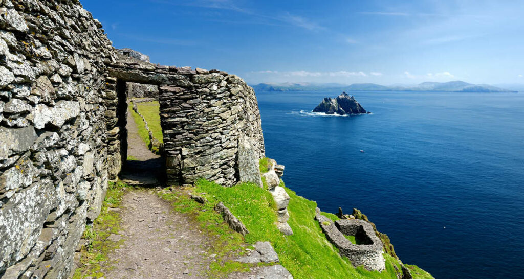 Skellig Michael (Rocha de Miguel), ilha irlandesa situada na costa do condado de Kerry e lar de um mosteiro do ano de 588 tombado pela UNESCO