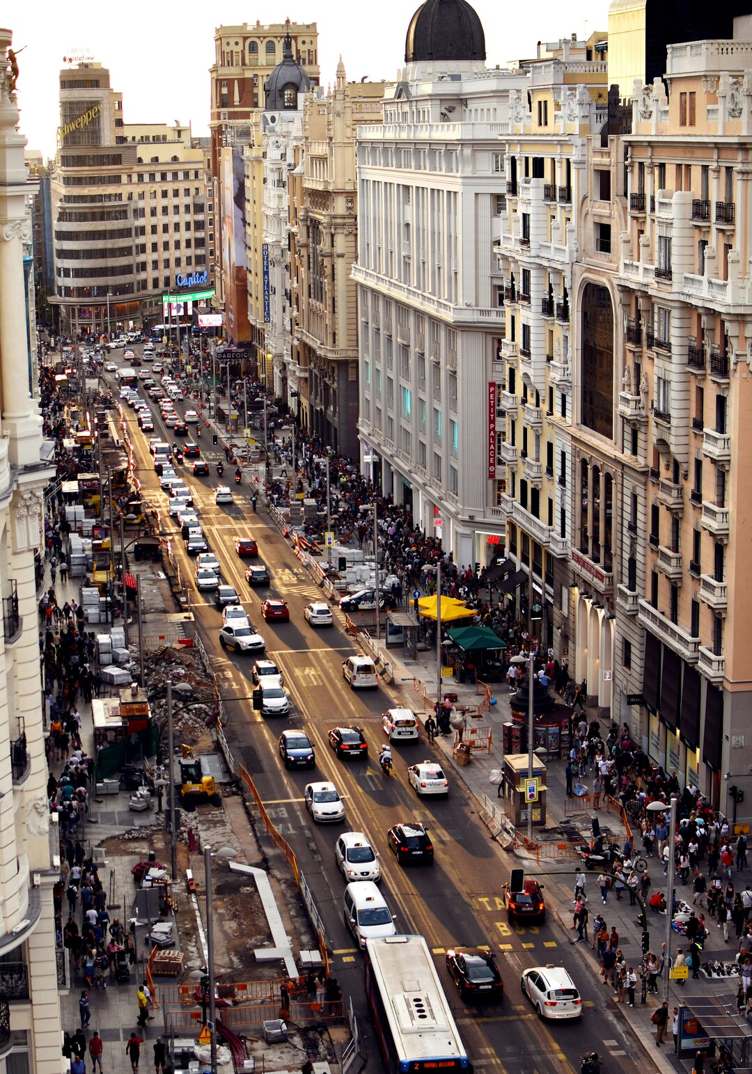 Para os que desejam fazer compras em Madrid, a Gran Vía é o local perfeito.