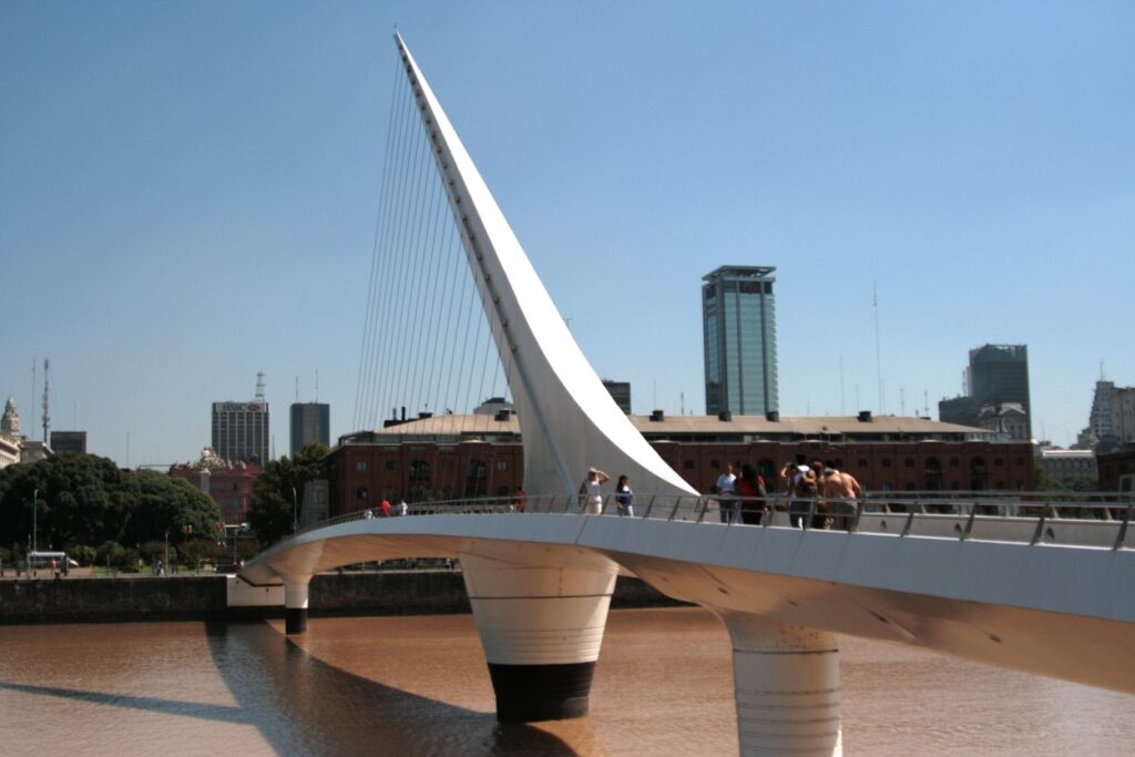 A Ponte de la Mujer foi projetada pelo arquiteto espanhol Santiago Calatrava. A estrutura metálica com ares modernistas é inspirada em um casal dançando tango. A atravessa as duas margens do Rio de La Plata.