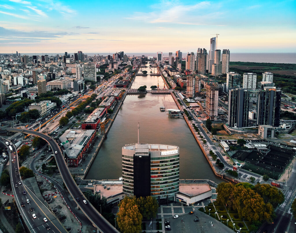 Visão aérea a partir de um dos diques da região de Puerto Madero onde ficar em Buenos Aires