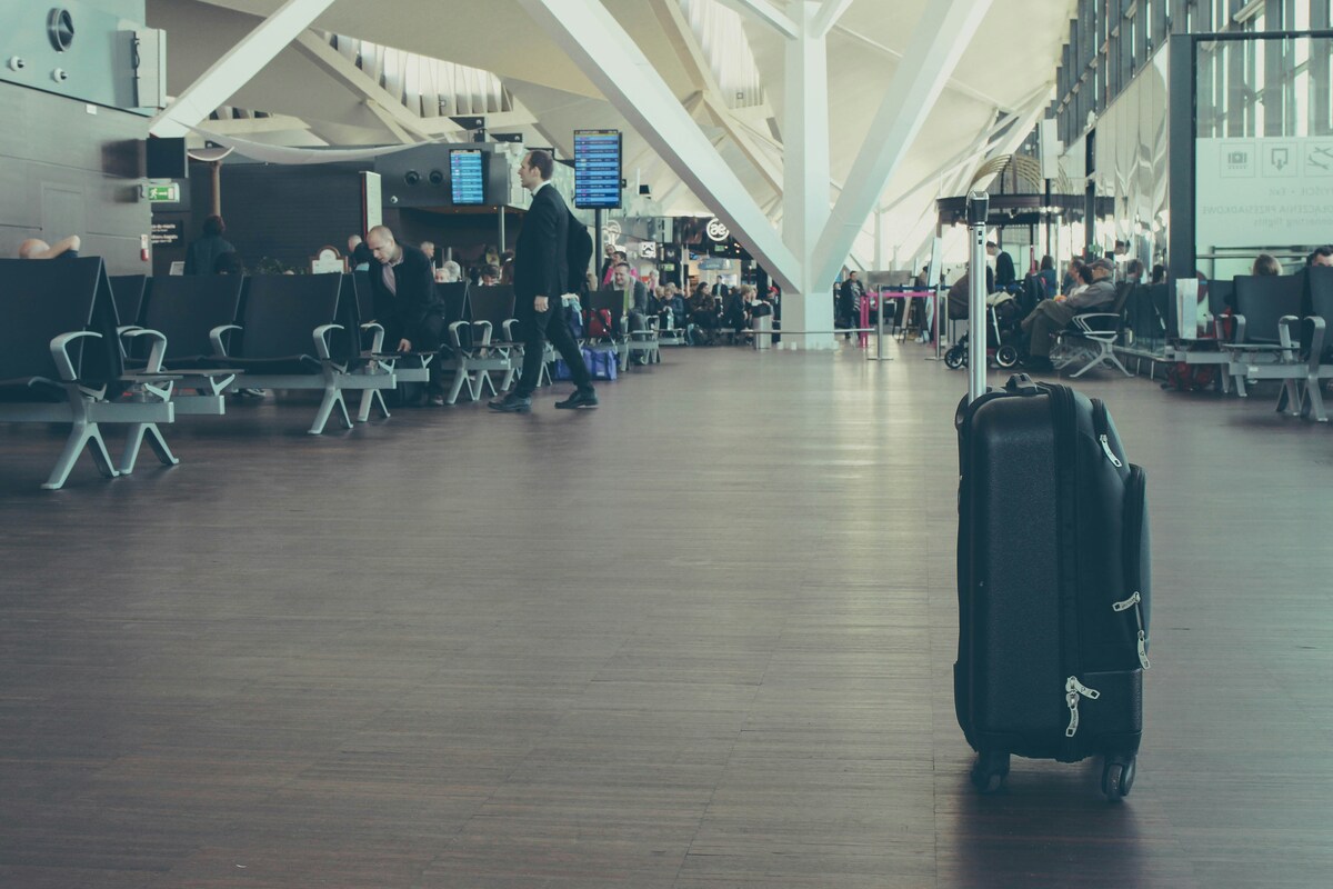 Bagagem de mão abandonada em um salão de aeroporto