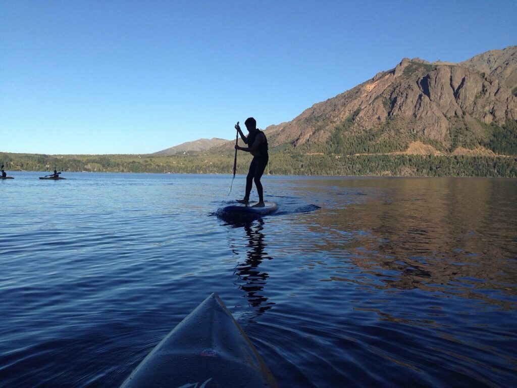 Turista praticando stand up no Lago Nahuel Huapi.