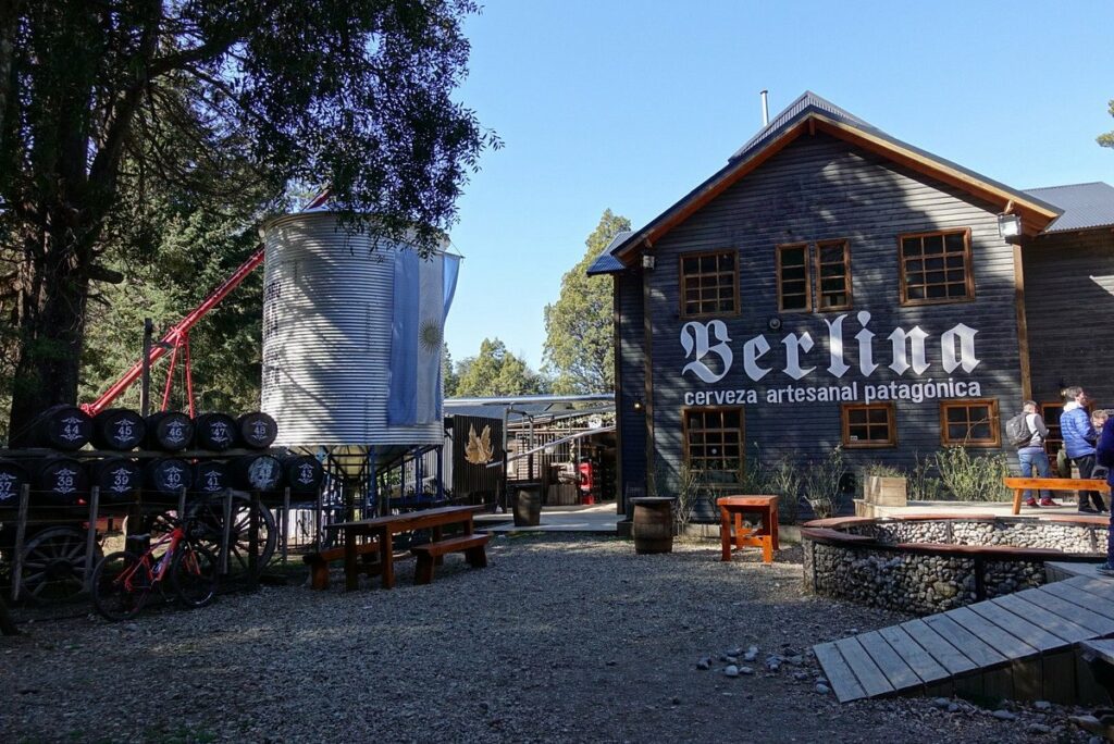 Ambiente de inspiração underground. Uma das fábricas da cervejaria Berlina