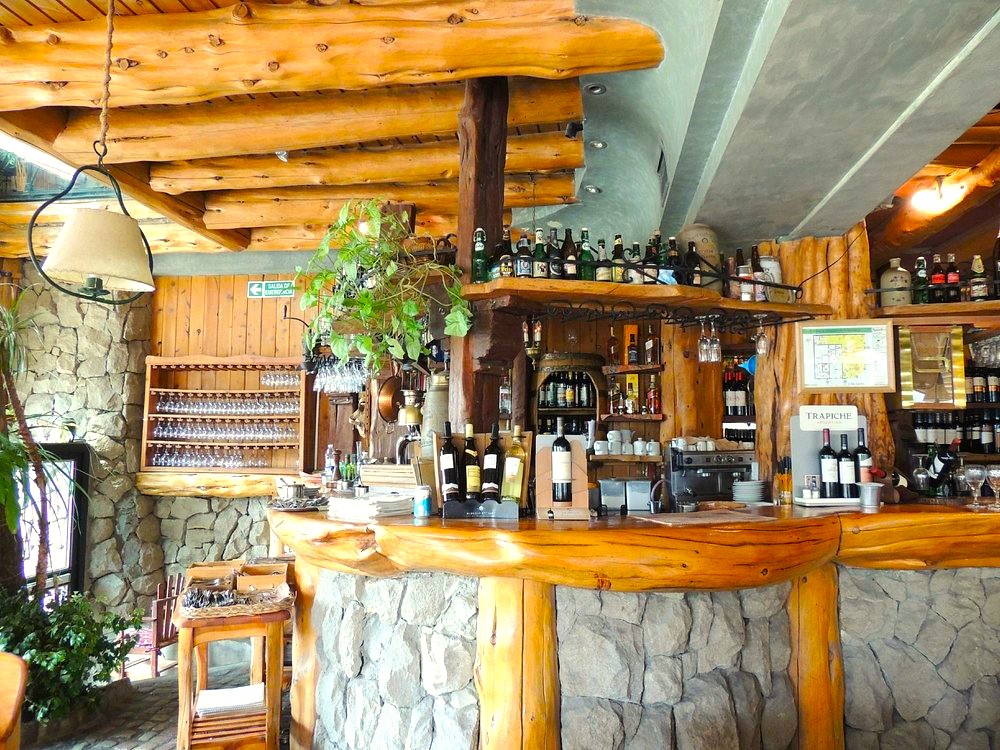 Balcão de pedra e madeira do restaurante Família Weiss