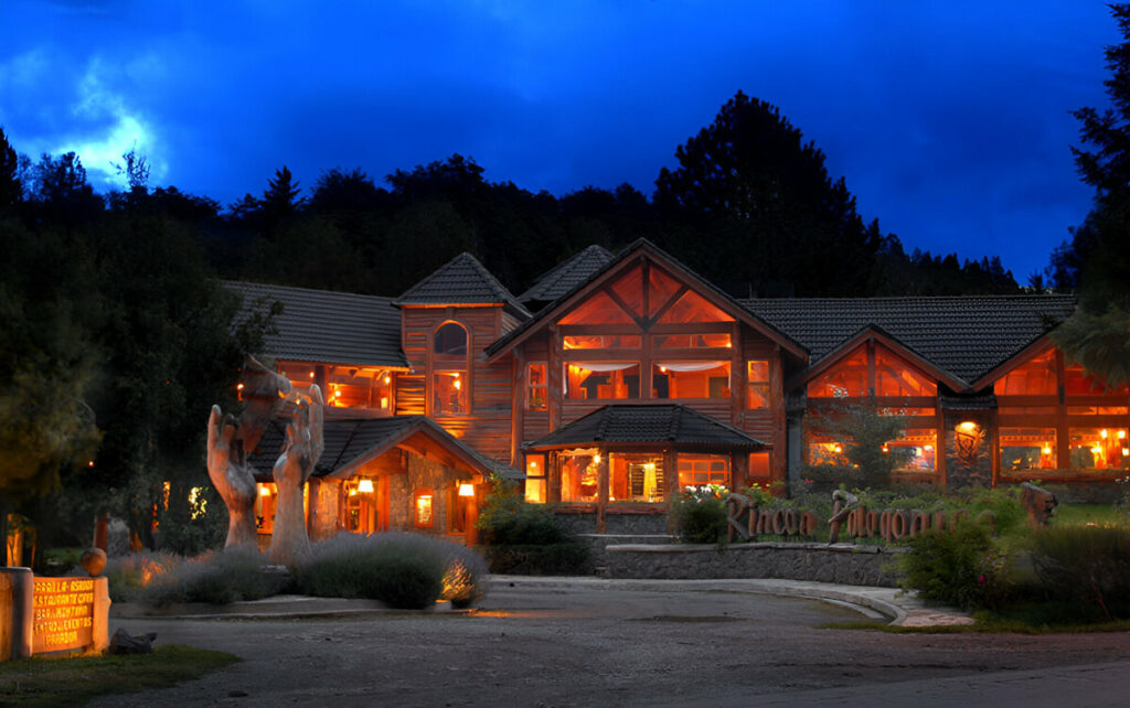 Fachada iluminada do restaurante Ricón Patagónico.