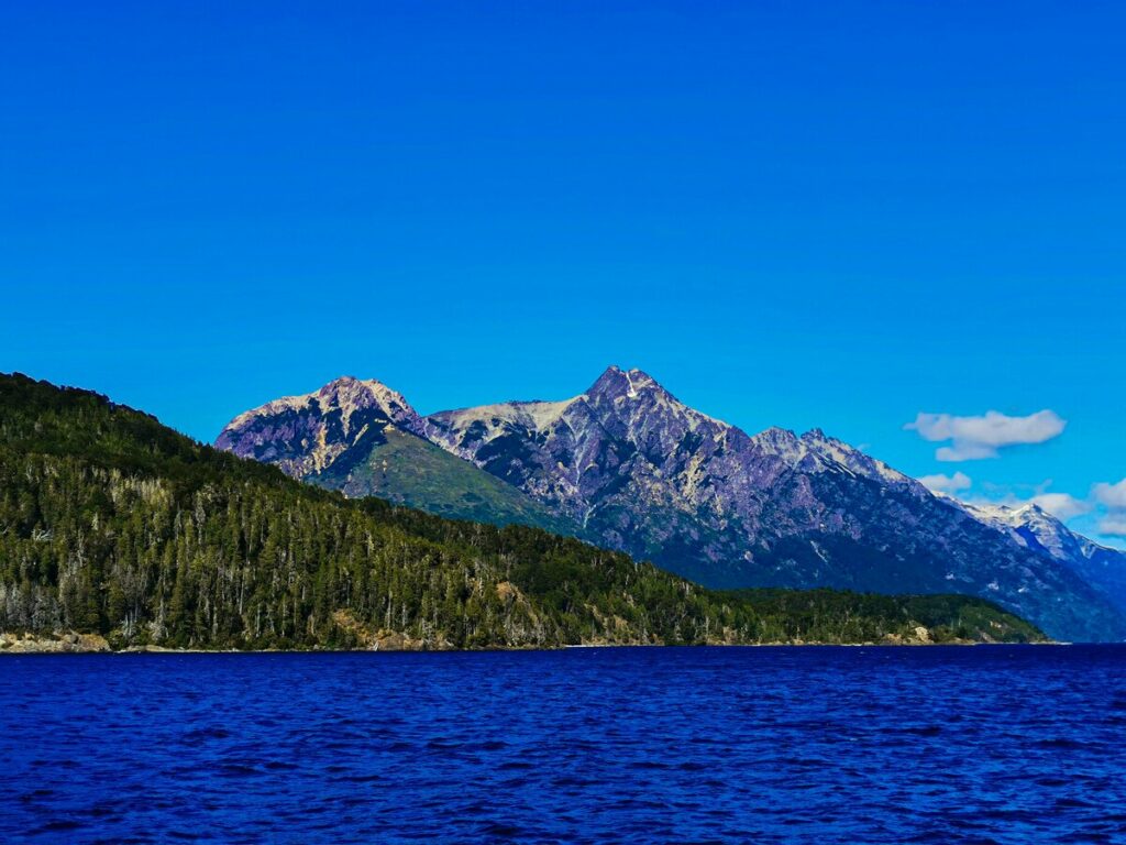 Lago Nahuel Huapi é um dos lagos da famosa travessia dos lagos andinos.