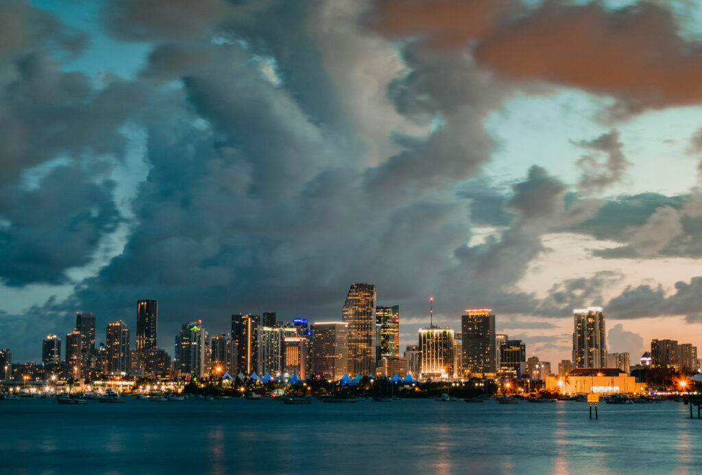 Ano novo em Miami- Cidade de Miami vista no fundo com o mar na frente