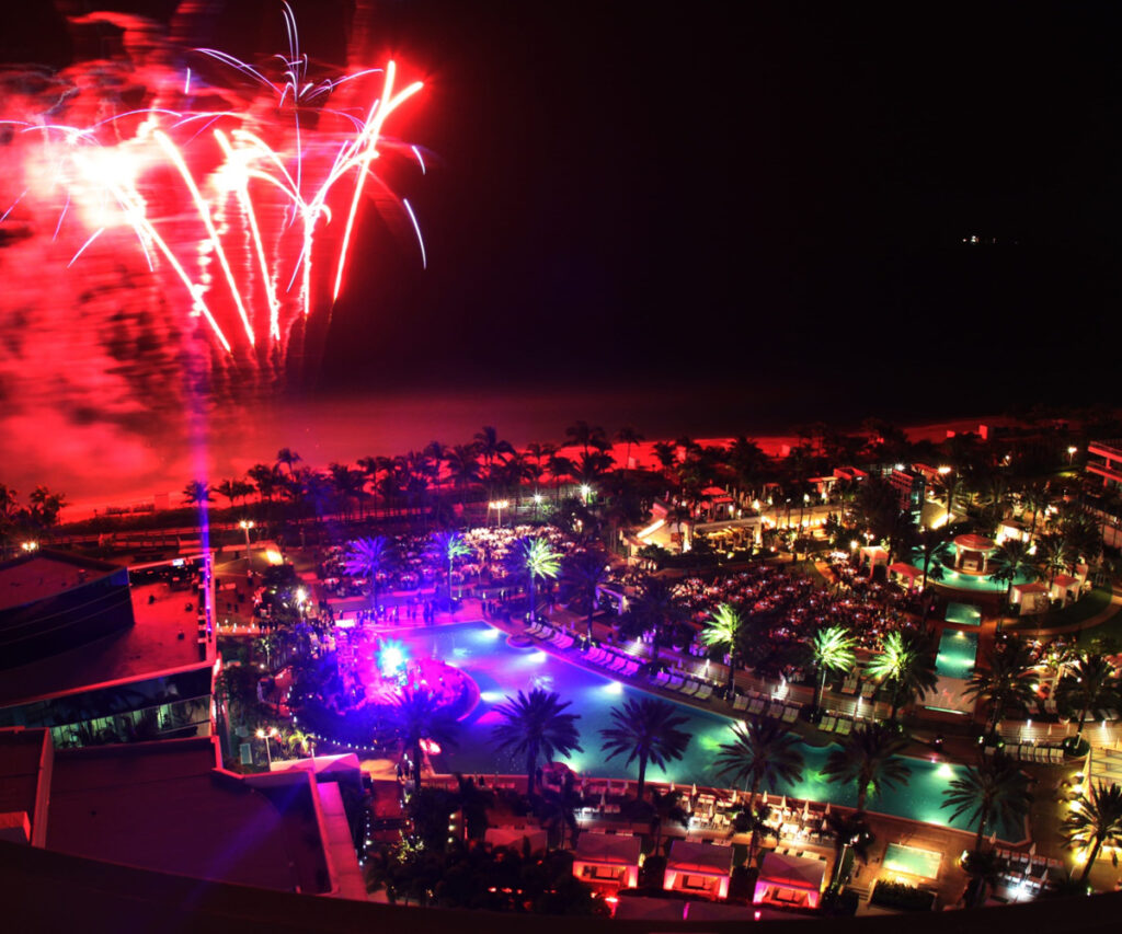 Visão de cima do Fontainebleu e fogos de artifício no céu 