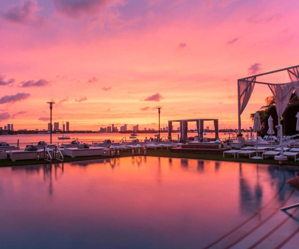 piscina com vista para o mar e para a cidade ao fundo