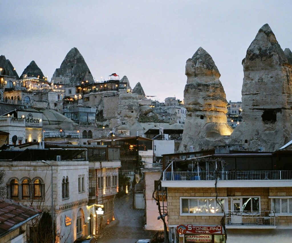 Göreme, cidade da Capadócia com as formações rochosas chamadas de chaminés de fada 