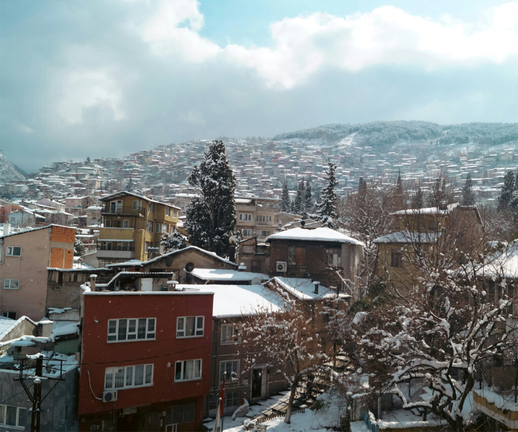 Cidade de Bursa no inverno. Casas e árvores cobertas de neve 