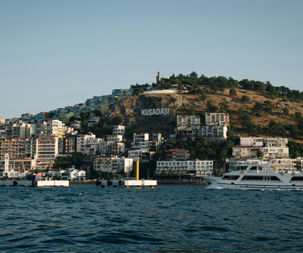 Cidade de Kusasi cercada por montanhas e o oceano