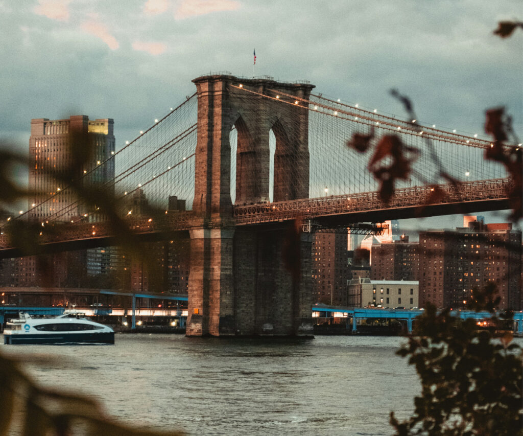 Ponte do Brooklin e prédios 