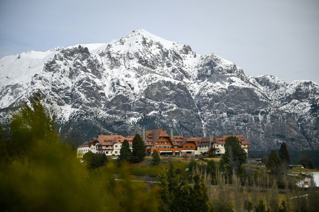 Vista para o clássico Hotel Llao Llao, durante o Circuito Chico.