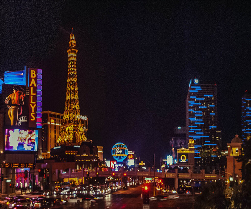 Rua strip com prédios e uma réplica da torre eiffel 