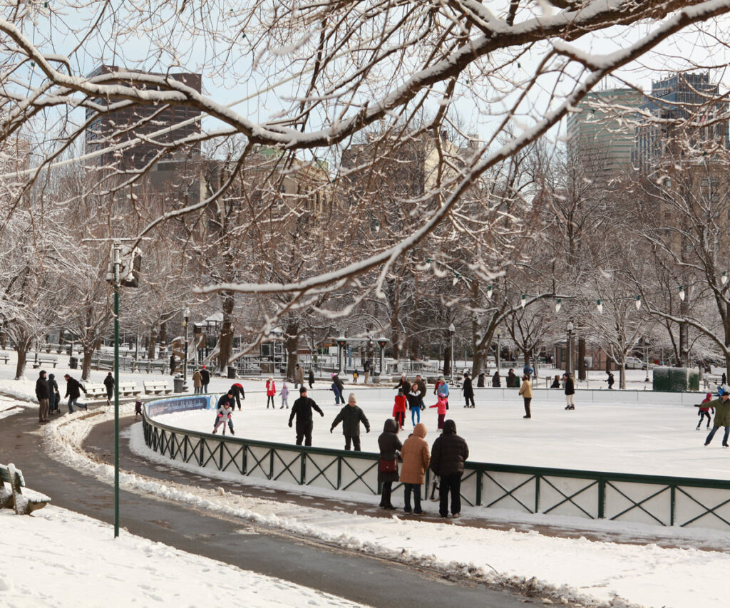 Pessoas patinando no gelo - dica de o que fazer em Boston no inverno 