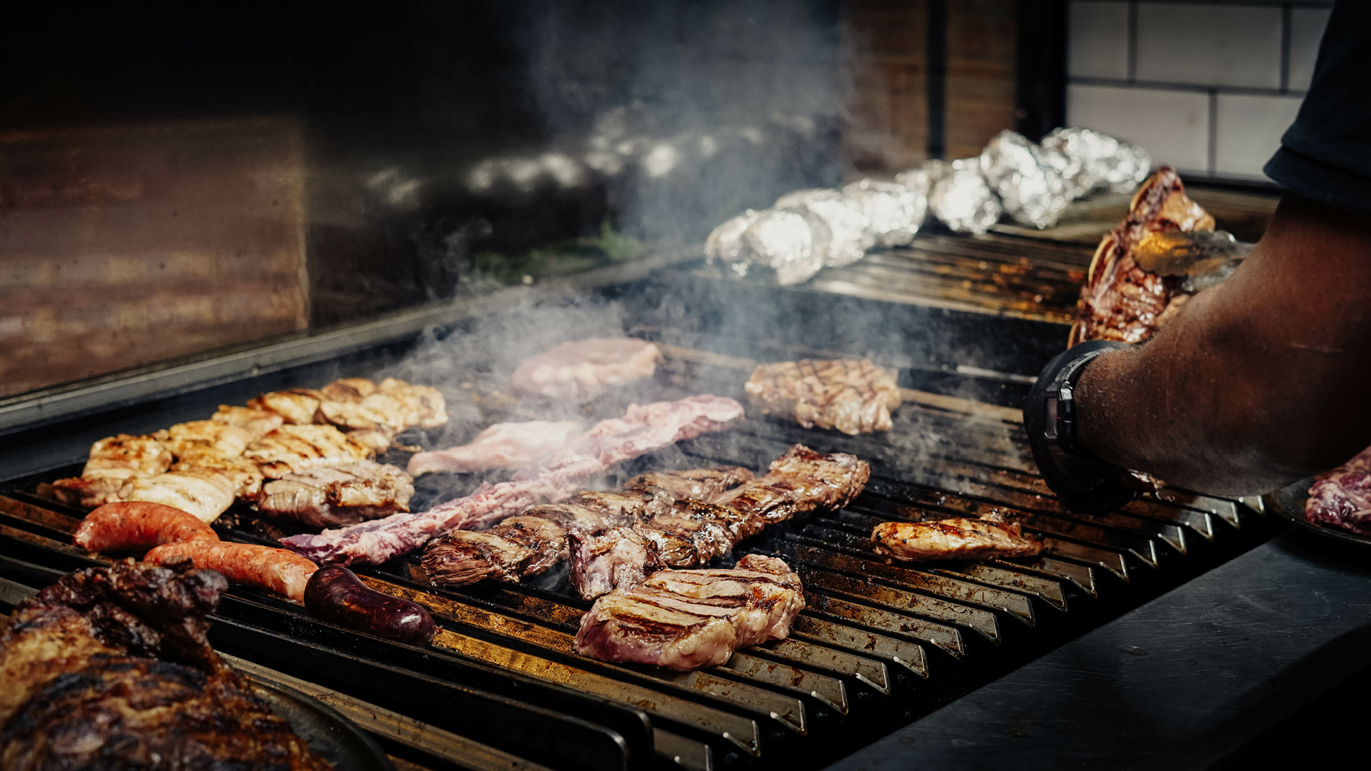 Diferentes cortes num asador especialista em parrilla argentina em Buenos Aires