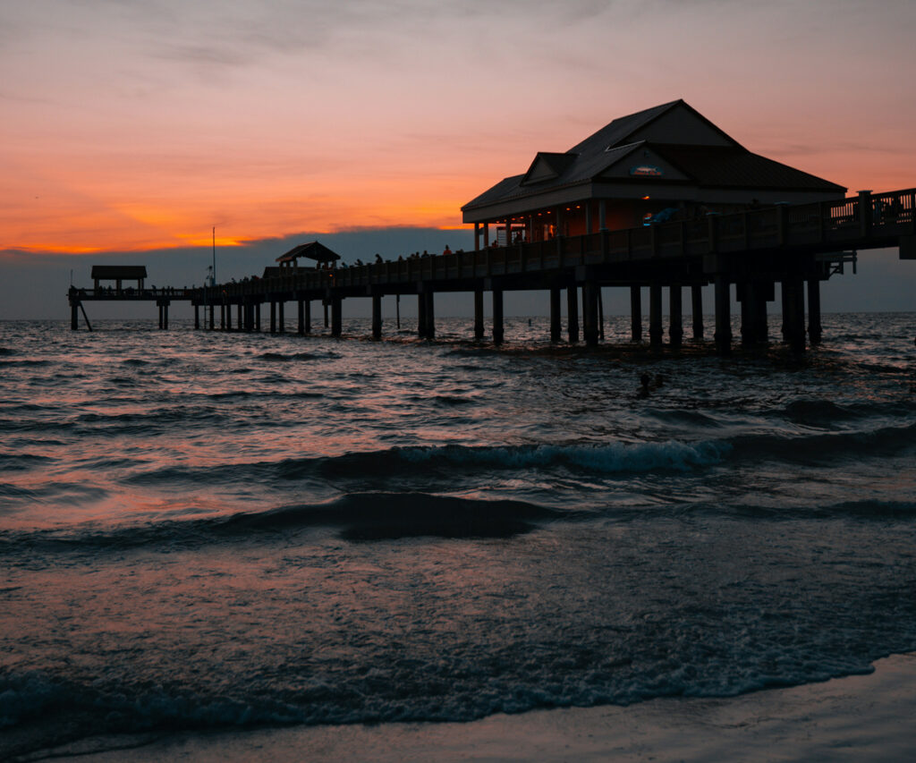 Pier na praia de Celarwater, uma das cidades próximas a Orlando