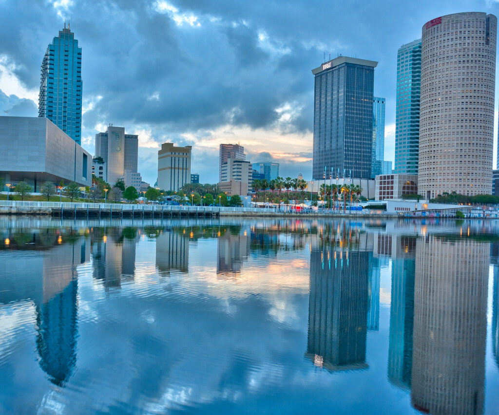 Cidade de Tampa- prédios refletidos na água do mar 