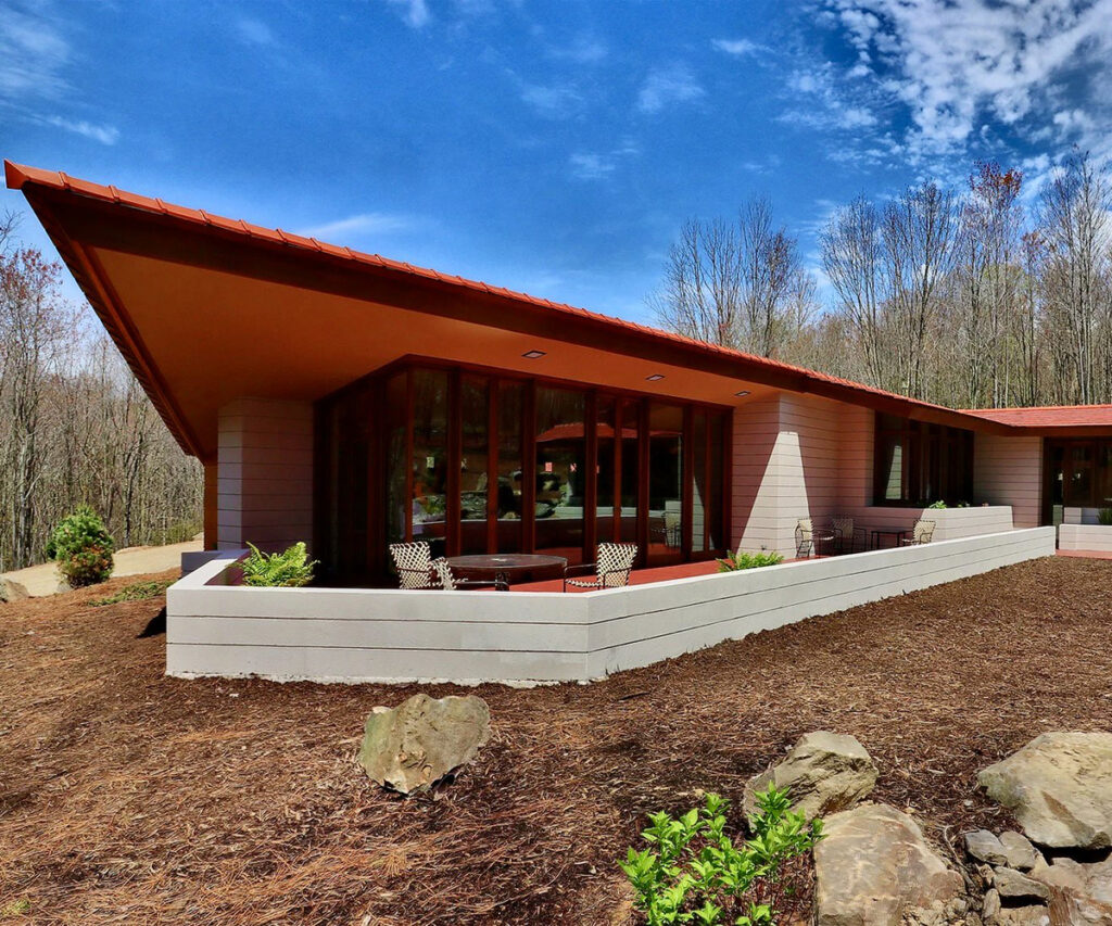 fachada da Mantyla house, uma das principais obras de Frank Lloyd Wright