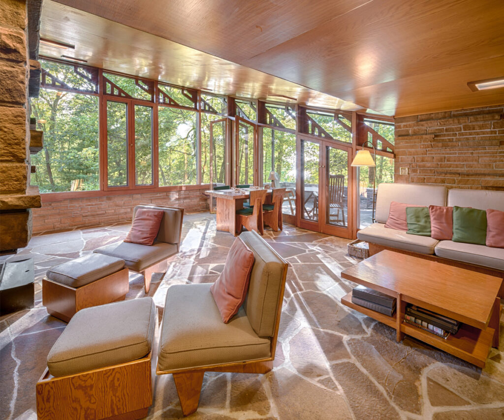 Interior do Seth Peterson Cottage, uma das principais obras de Frank Lloyd Wright