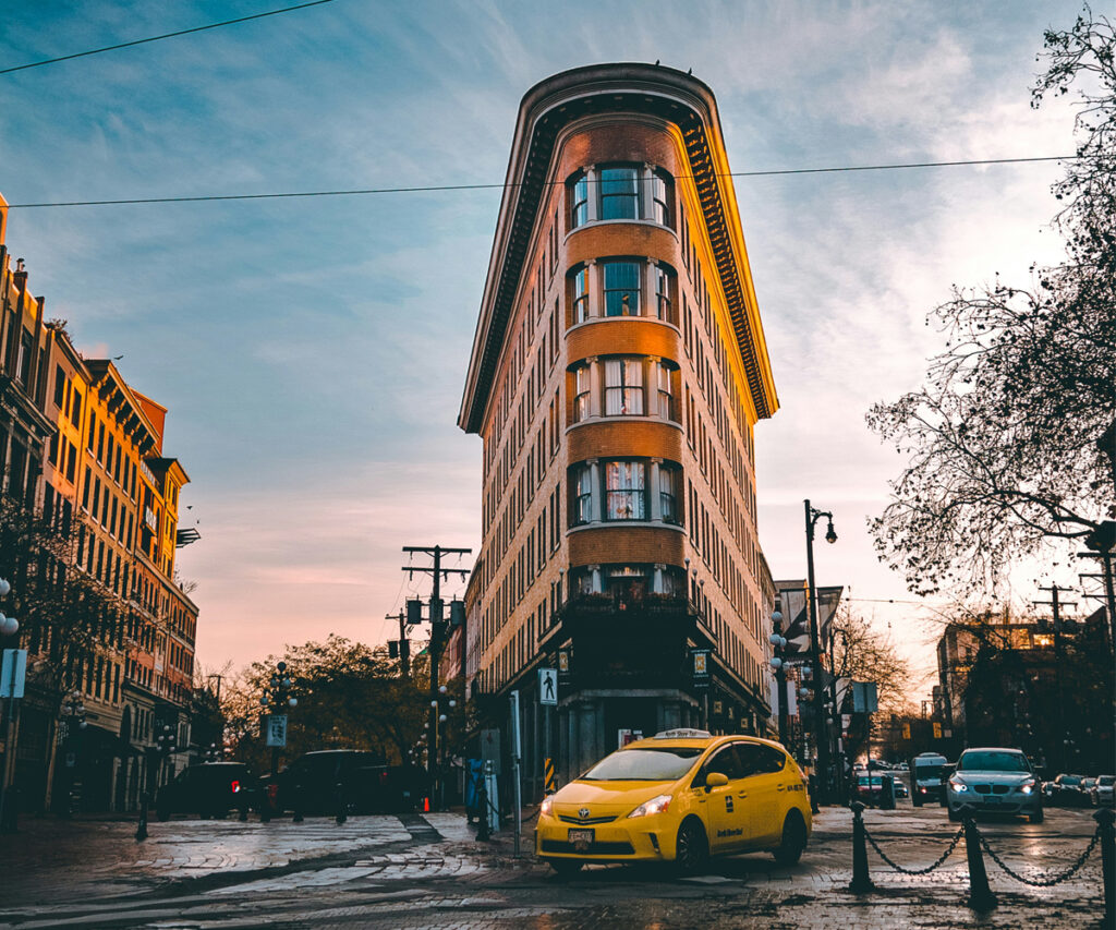 Prédio triangular building em Gastown, um dos bairros imperdíveis para adicionar em um roteiro de viagem para Vancouver