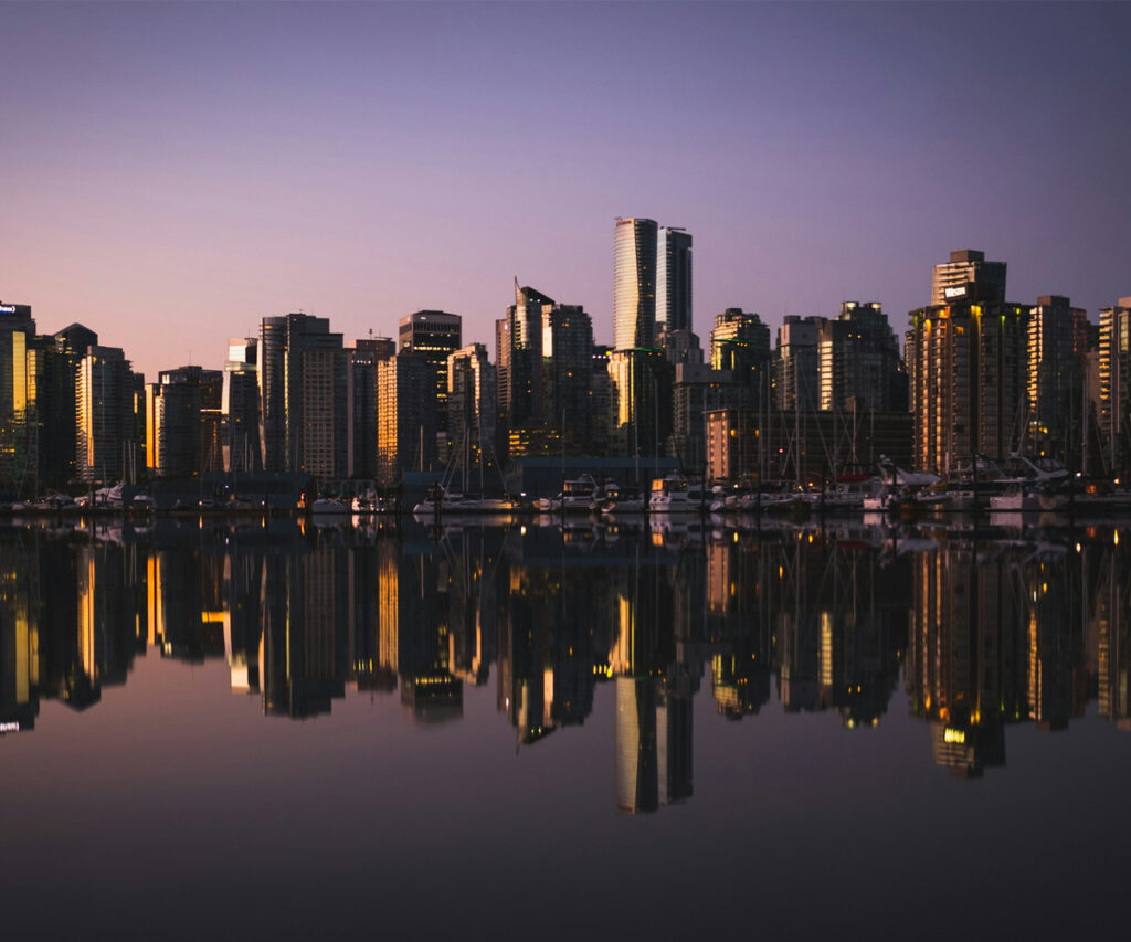 Perspectiva da cidade à noite, uma das belezas de uma viagem para Vancouver