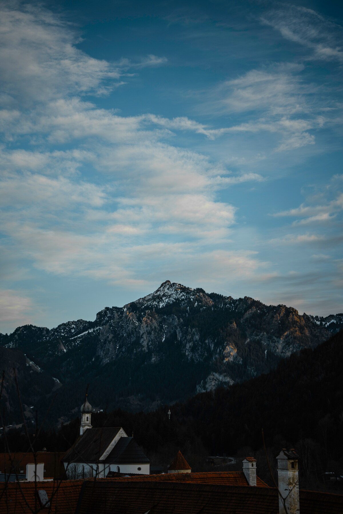 A visão dos Alpes Bávaros a partir da cidade de Füssen, parte da rota romântica da Alemanha