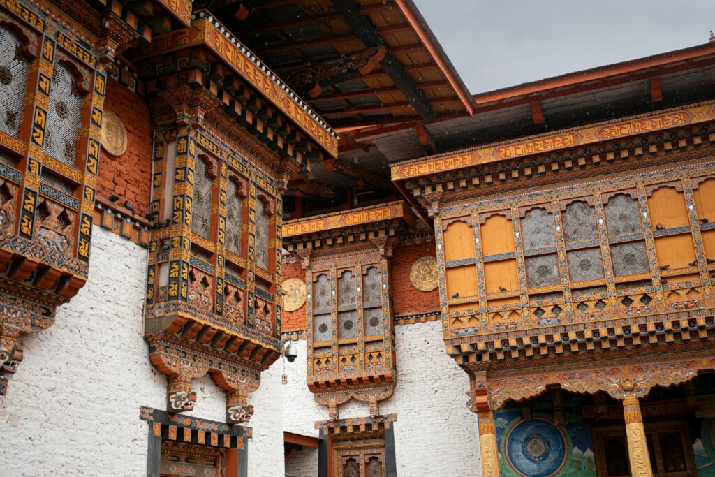 Arquitetura ancestral visível no turismo do Butão