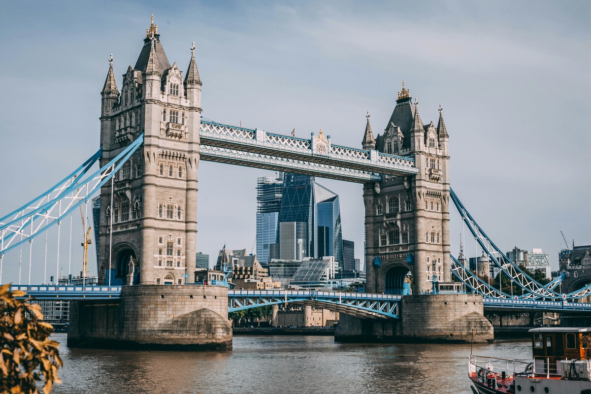 Ponte do Rio Tâmisa em Londres, um dos melhores destinos do mundo para onde passar o ano novo: em Londres